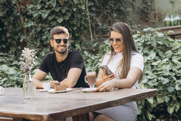 10 façons innovantes d'associer sacs en paille et chic automnal